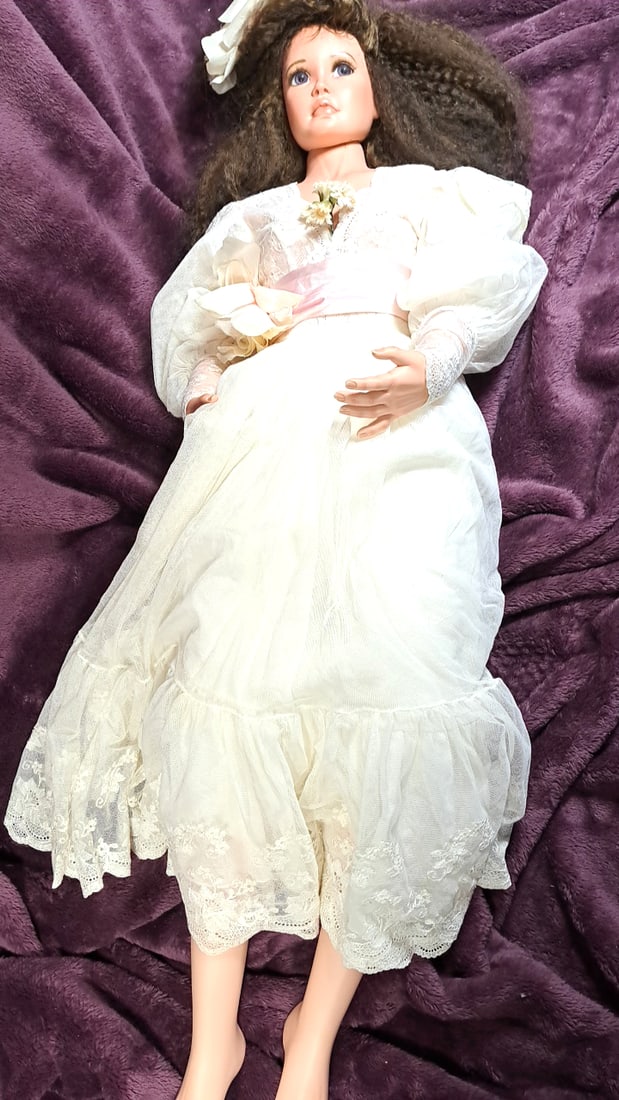 Signed 1 Of 5 Porcelain Doll Brunette Curly Hair Blue Eyes White Lace Dress (1 of 12)