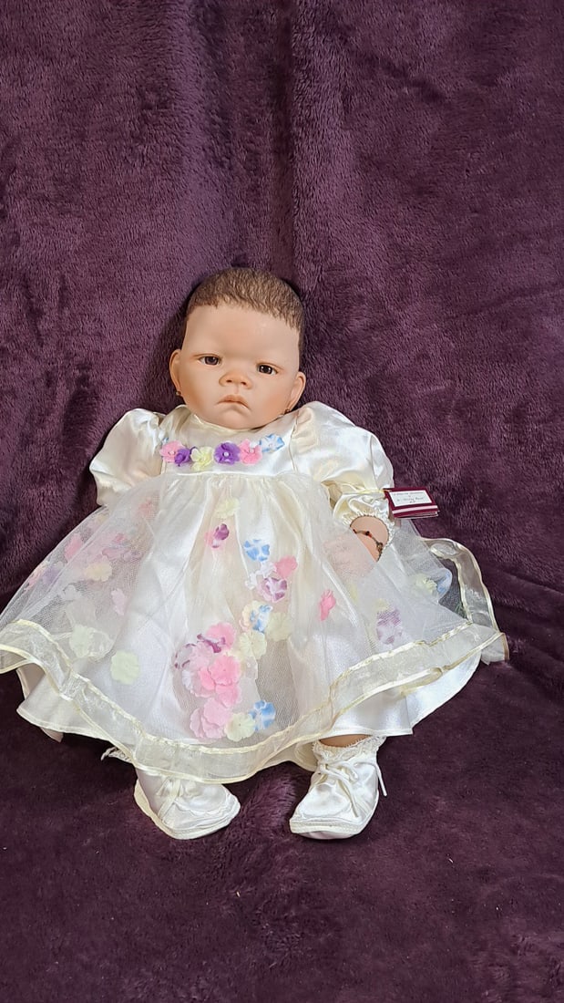 Ashton Drake Galleries - A Kiss For Jennifer Vinyl Doll With Coa (1 of 17)