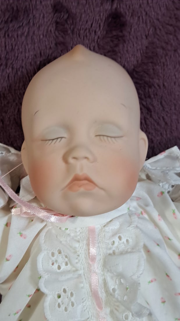 Lee Middleton 1981 Sweet Dreams Baby Doll 12 Inch: Please read descriptions and examine pictures carefully. Take into account shipping when bidding. 20x10x10 15lbs Height: 10 Width: 10 Low Estimate: 50.00 High Estimate: 250.00