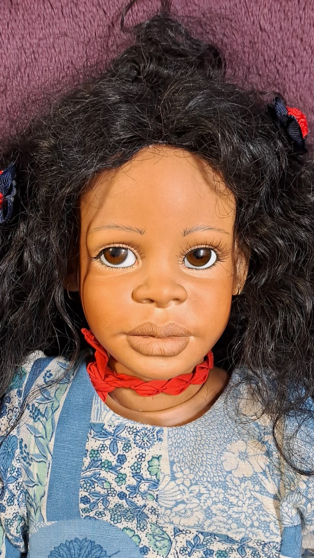 Gloria Remate Hodg 1994 Porcelain Doll - 2