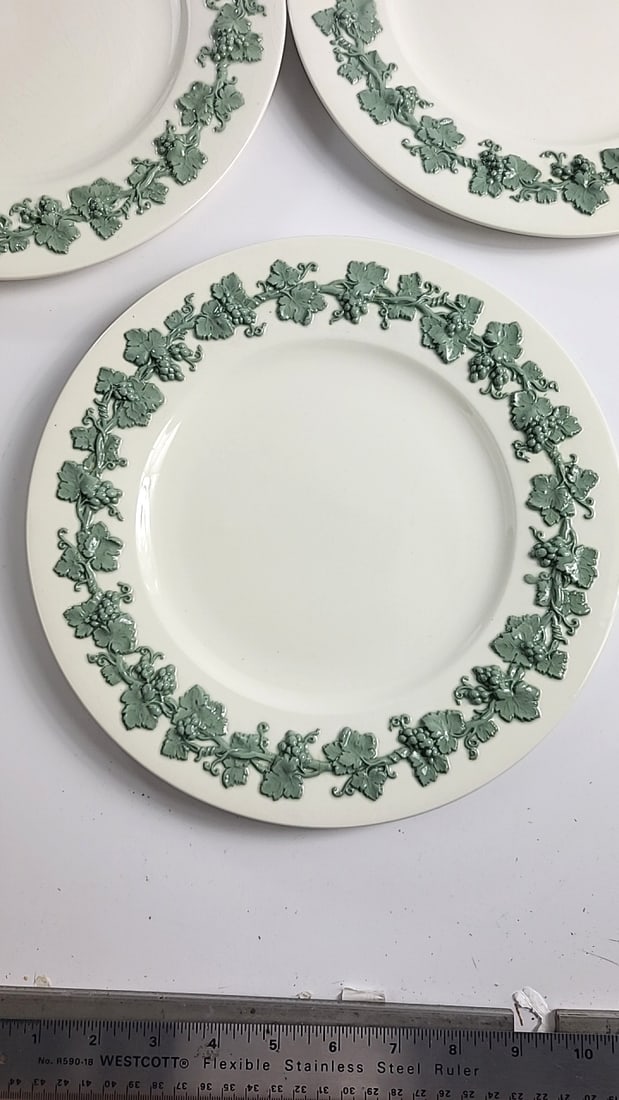 Wedgwood Embossed Queens Ware Green Grapevine Dinner Plates Set of 5 - 4