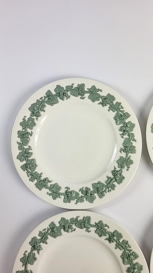 Wedgwood Embossed Queens Ware Green Grapevine Dinner Plates Set of 5 - 6