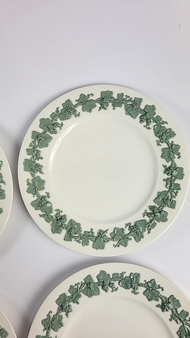 Wedgwood Embossed Queens Ware Green Grapevine Dinner Plates Set of 5 - 7