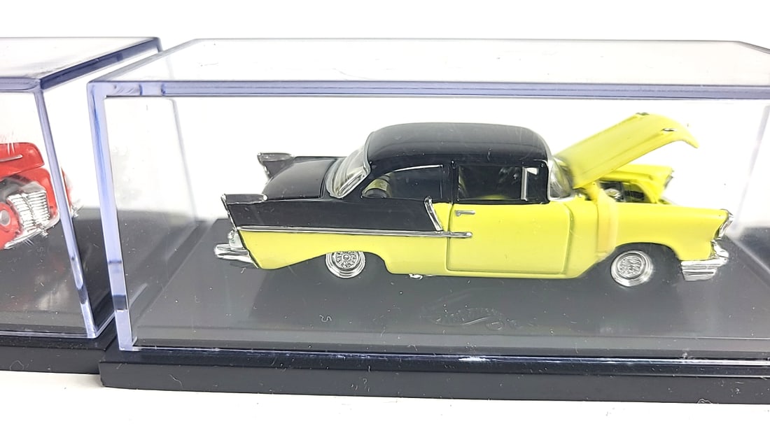 Hot Wheels Die-Cast Classic Car Set in Display Cases, 4 Pieces - 4