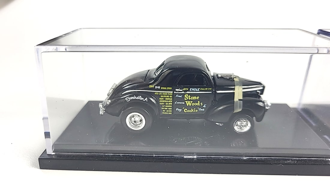 Hot Wheels Die-Cast Classic Car Set in Display Cases, 4 Pieces - 8