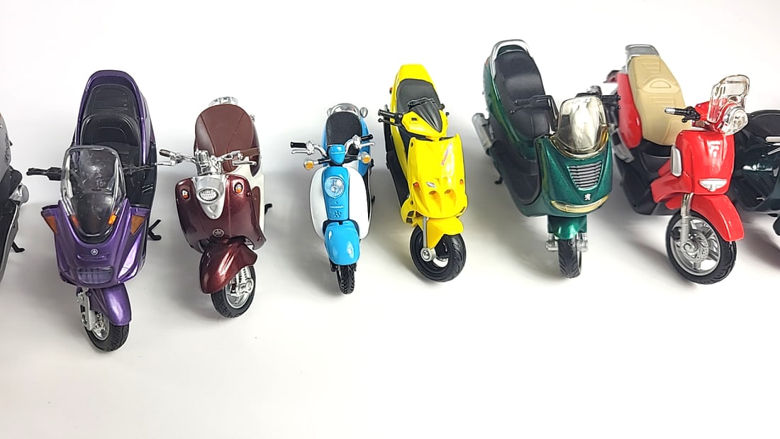 Lot of 13 Model Scooters Vespa, Peugeot, Aprilia, Honda, Various Colors - 3