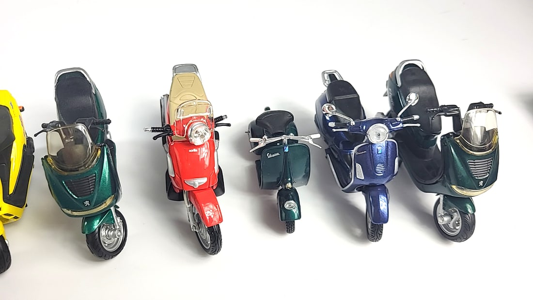 Lot of 13 Model Scooters Vespa, Peugeot, Aprilia, Honda, Various Colors - 4