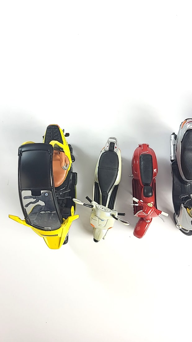 Lot of 13 Model Scooters Vespa, Peugeot, Aprilia, Honda, Various Colors - 6