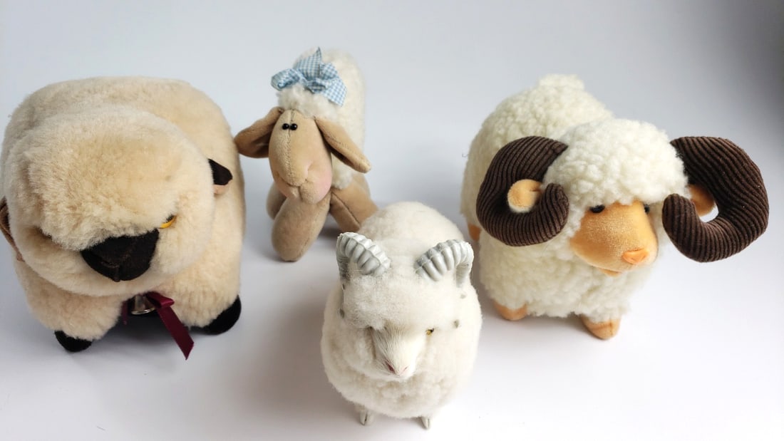 Lot of 4 Plush Sheep and Ram Stuffed Animals, White Woolly Toys with Horns, Bell & Bow: 8 x 5 x 6 0.5 lb Low Estimate: 20.00 High Estimate: 40.00