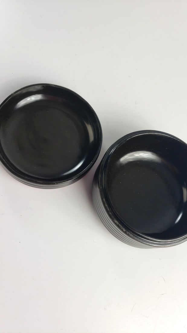 Black Ribbed Lacquerware Lidded Box with Orange Geometric Design - 4