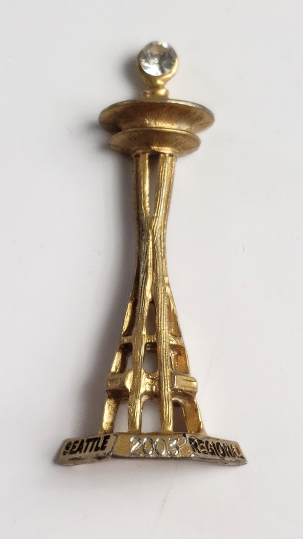 Seattle Space Needle 2003 2004 Regional Gold-Tone Rhinestone Souvenir - 2