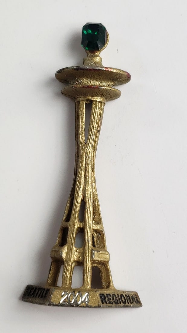 Seattle Space Needle 2003 2004 Regional Gold-Tone Rhinestone Souvenir - 3