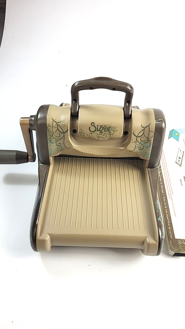 Sizzix BIGkick Model 02 Vintaj Die Cutting & Embossing Machine with Solo Platform & Cutting Pads - 2