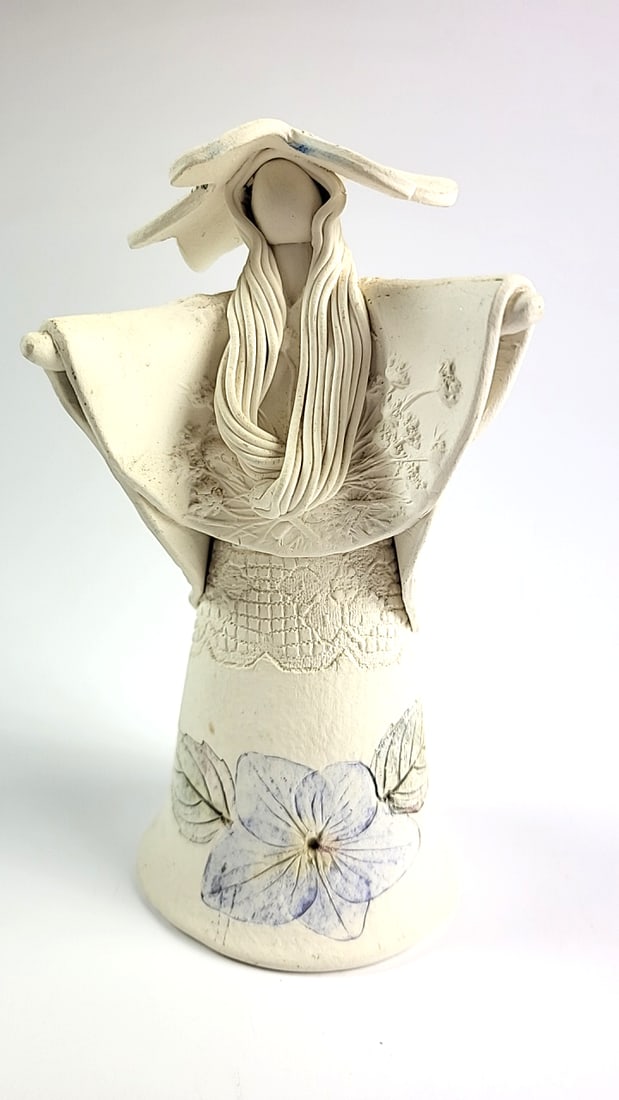Binstock Ceramic Lady Figurine Floral Kimono Wide Hat 6 in: 4 x 6 x 3 0.5 lb Low Estimate: 30.00 High Estimate: 60.00