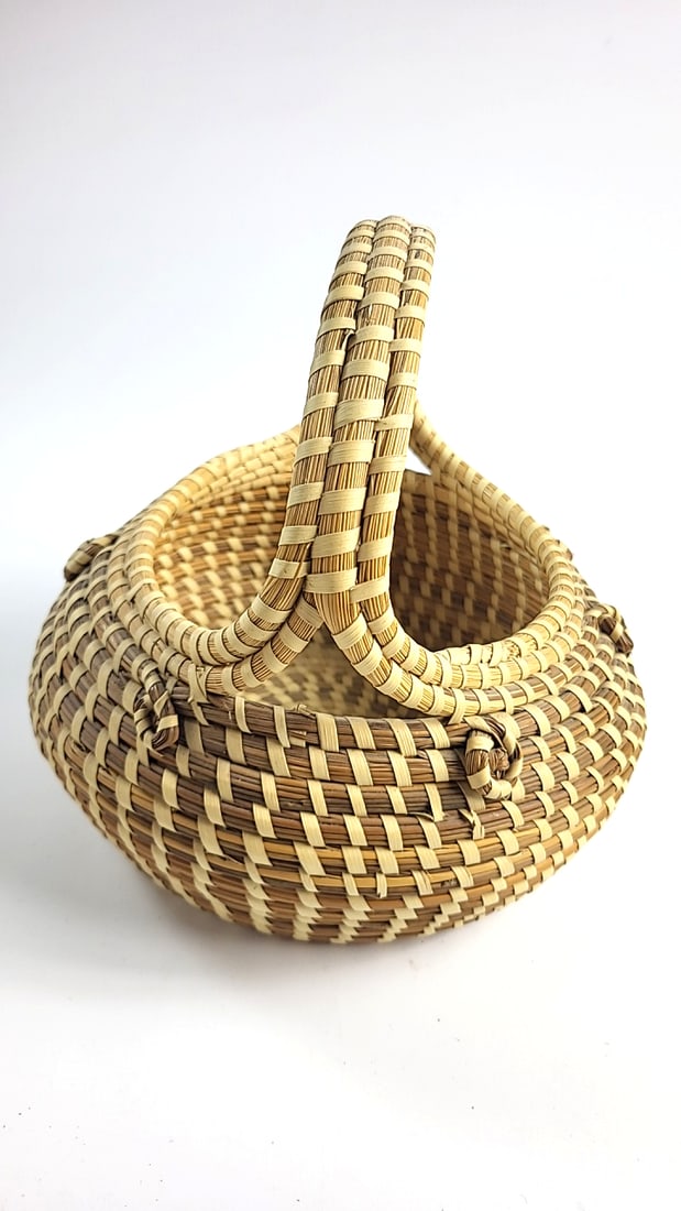 Round Handwoven Natural Fiber Basket with Loop Handle, Two-Tone Coiled Weave - 4