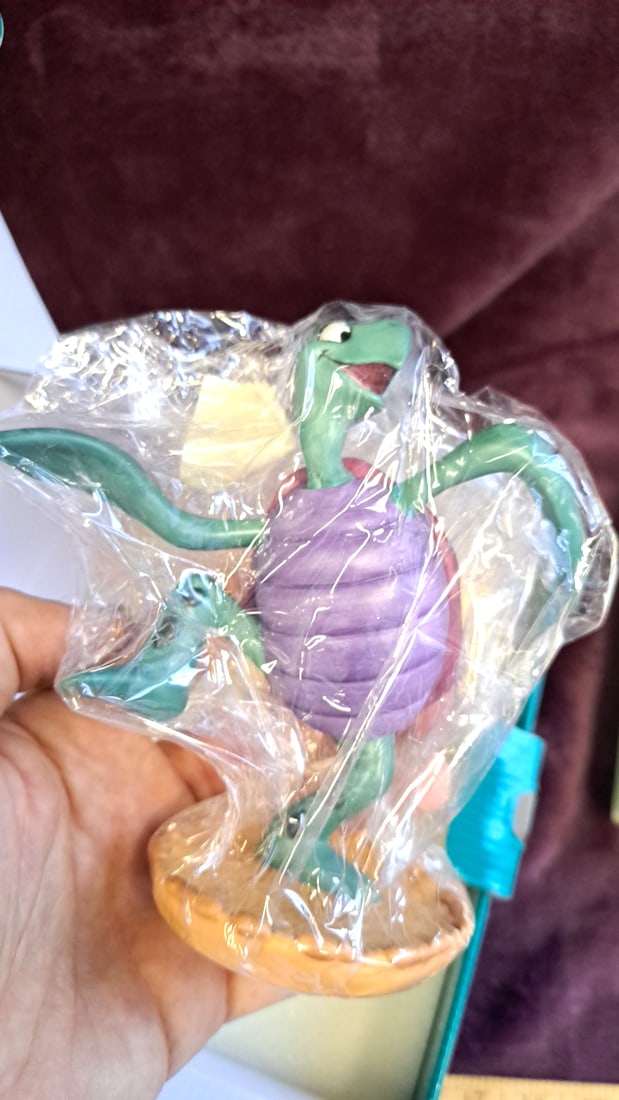 Walt Disney Classics Collection Twistin Turtle Figurine The Little Mermaid Coa: 5 x 6 x 2. 5 1 lb Low Estimate: 50.00 High Estimate: 60.00