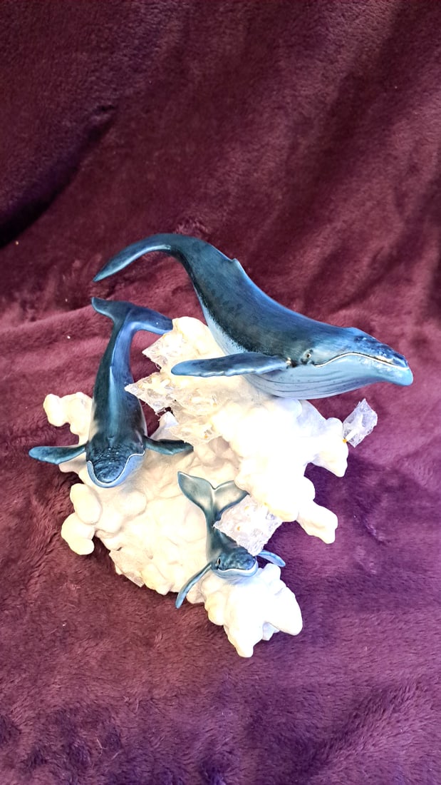 Robert Wyland Classics Collection Humpback Whale Family Figurine With Coral Base - 2