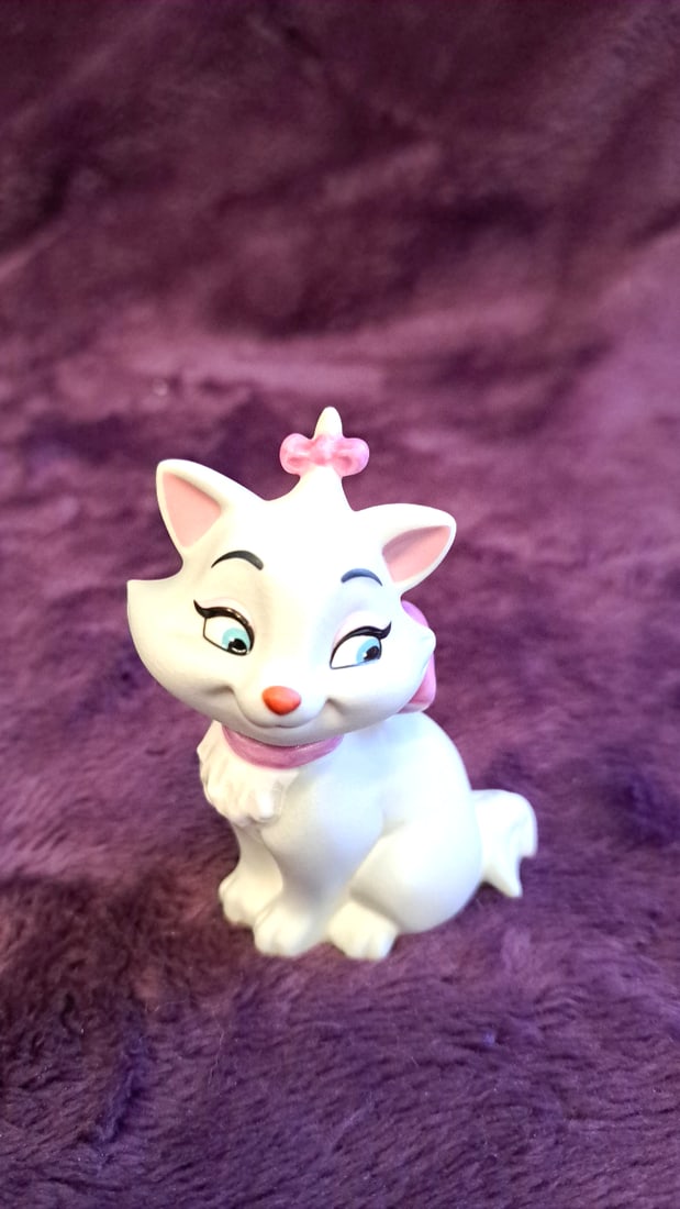 Walt Disney Classics Collection Marie Aristocats Porcelain Figurine With Box: 2 x 4 x 2 0. 3 lb Low Estimate: 5.00 High Estimate: 15.00