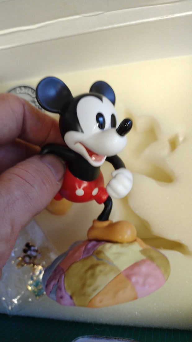Wdcc Walt Disney Classics Millennium Mickey On Top Of The World Figurine Thru The Mirror - 2