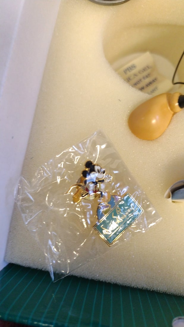 Wdcc Walt Disney Classics Millennium Mickey On Top Of The World Figurine Thru The Mirror - 3