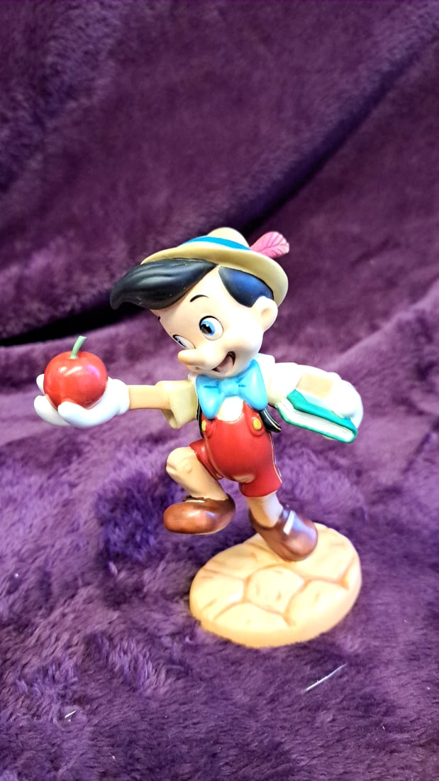 Walt Disney Classics Collection Pinocchio Apple & Book Figurine 11k 411100: 5 x 7 x 3 0. 5 lb Low Estimate: 10.00 High Estimate: 85.00