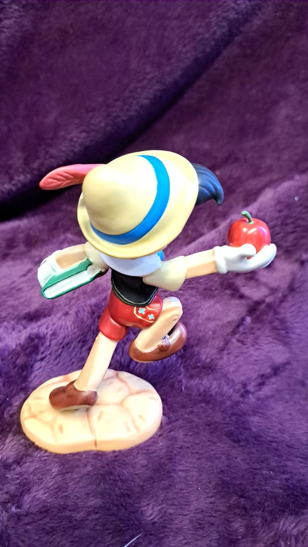 Walt Disney Classics Collection Pinocchio Apple & Book Figurine 11k 411100 - 2