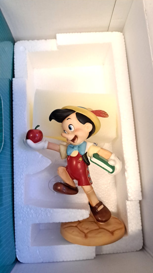 Walt Disney Classics Collection Pinocchio Apple & Book Figurine 11k 411100 - 3