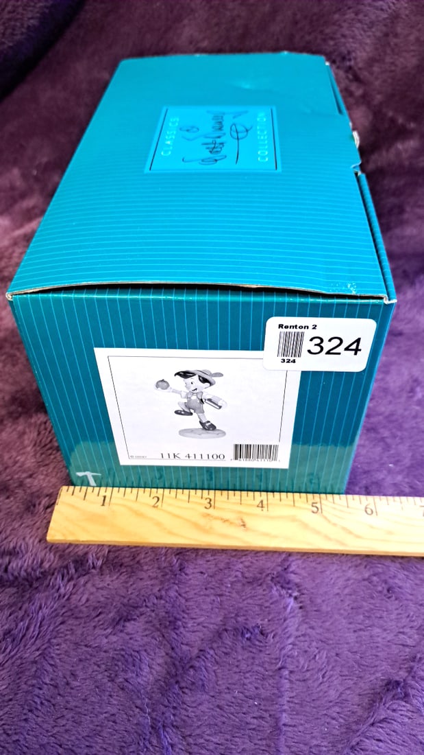 Walt Disney Classics Collection Pinocchio Apple & Book Figurine 11k 411100 - 5