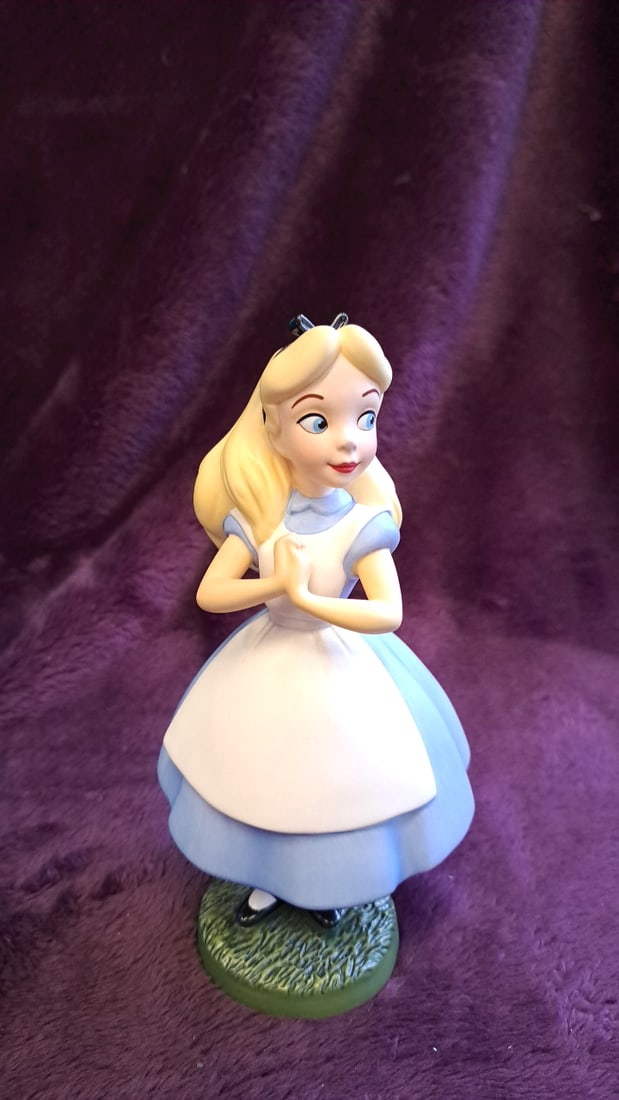 Walt Disney Classics Collection Alice In Wonderland "yes, Your Majesty" Alice Figurine: 6 x 8 x 5 2 lb Low Estimate: 10.00 High Estimate: 30.00