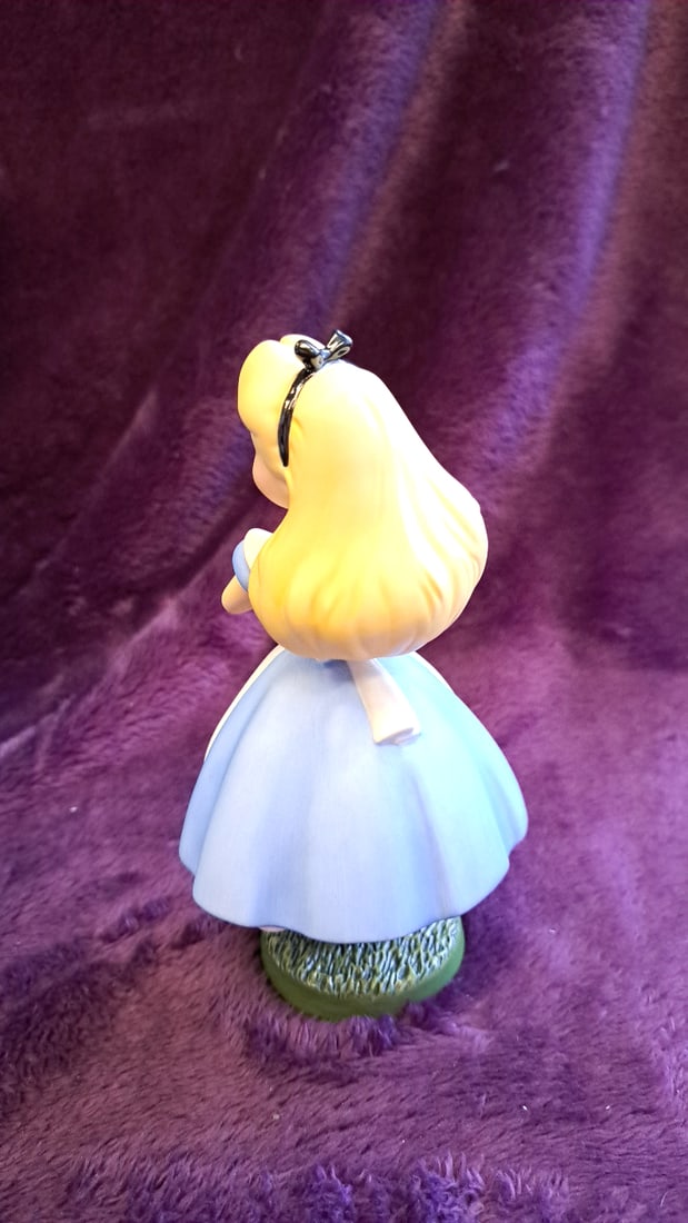 Walt Disney Classics Collection Alice In Wonderland "yes, Your Majesty" Alice Figurine - 2