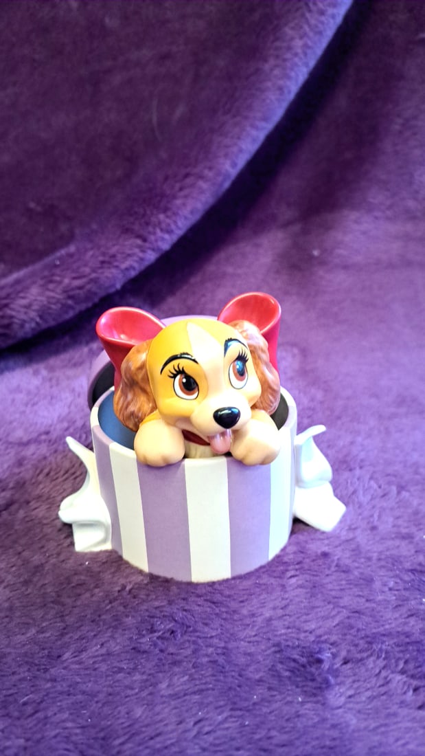 Walt Disney Classics Collection Lady And The Tramp Lady Puppy Hatbox Figurine: 7 x 8 x 5 1. 2 lb Low Estimate: 5.00 High Estimate: 25.00