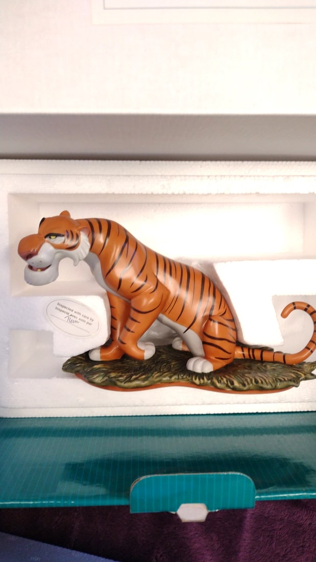Walt Disney Classics Collection Shere Khan "everyone Runs From Shere Khan" Figurine: 10x10x12 2lbs Low Estimate: 50.00 High Estimate: 200.00