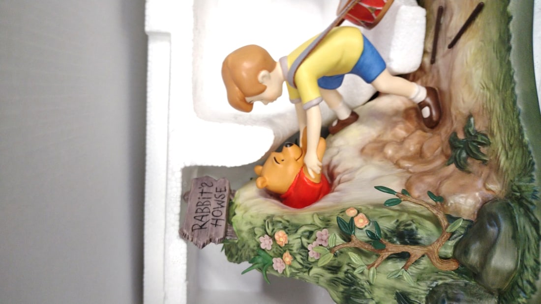 Walt Disney Classics Collection Winnie The Pooh Honey Tree Pooh Will Soon Be Free Figurine - 3