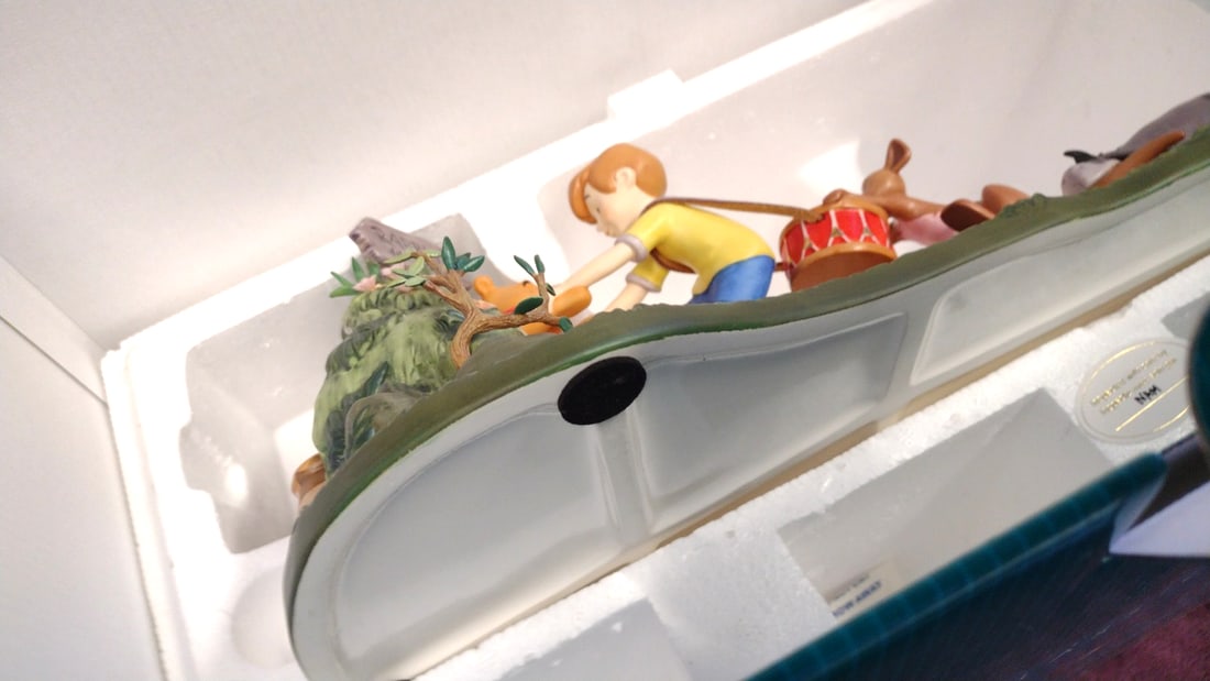 Walt Disney Classics Collection Winnie The Pooh Honey Tree Pooh Will Soon Be Free Figurine - 8