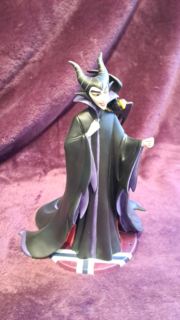 Walt Disney Classics Collection Maleficent Evil Enchantress Figurine With Diablo & Box: 10 x 14 x 6 2 lb Low Estimate: 50.00 High Estimate: 200.00