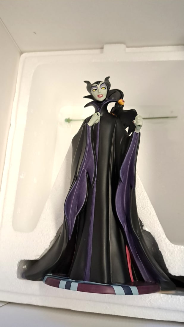 Walt Disney Classics Collection Maleficent Evil Enchantress Figurine With Diablo & Box - 9