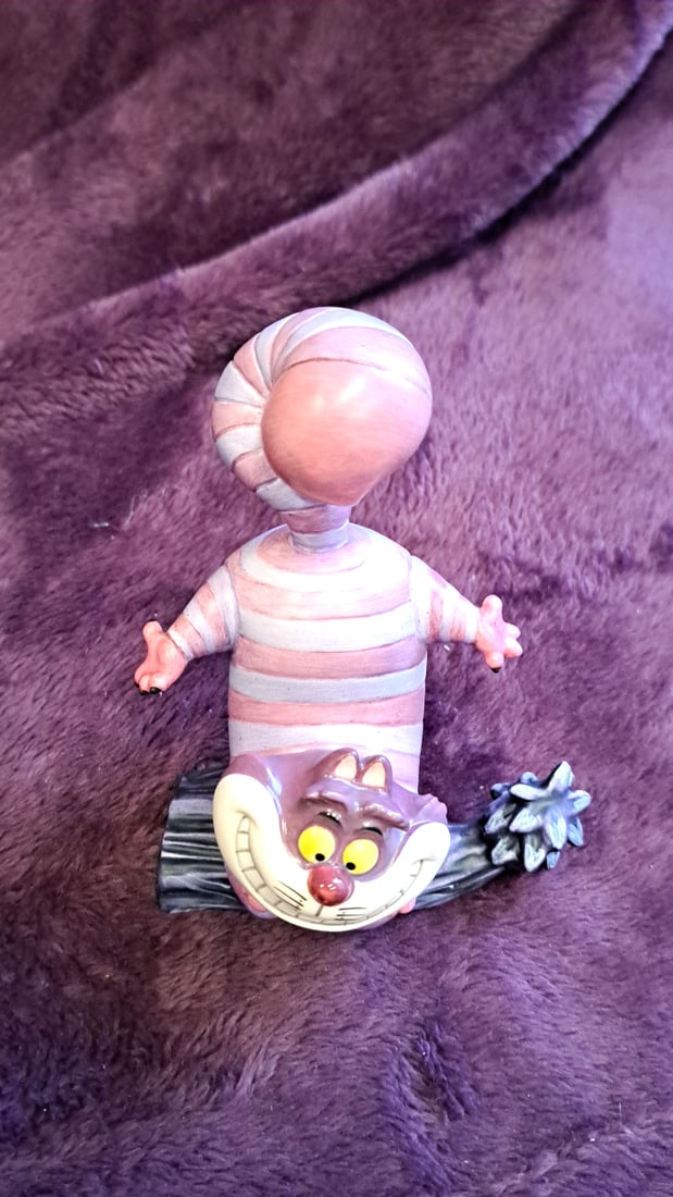 Walt Disney Classics Collection Alice In Wonderland Cheshire Cat "twas Brillig" 1994 Figurine: 5 x 6. 5 x 3 1. 5 lb Low Estimate: 20.00 High Estimate: 40.00