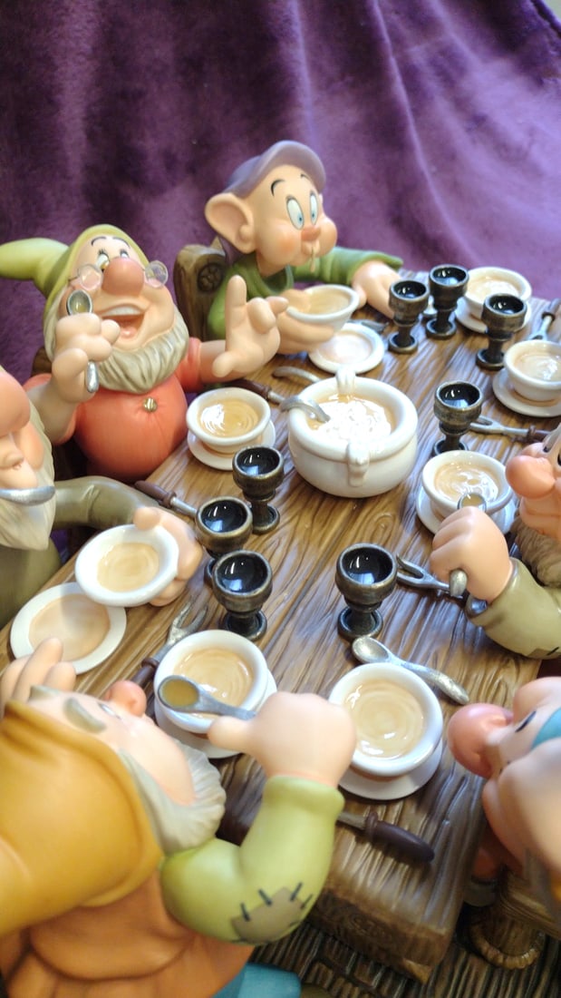 Disney Signature Series Snow White And The Seven Dwarfs Supper Table Figurine - 2