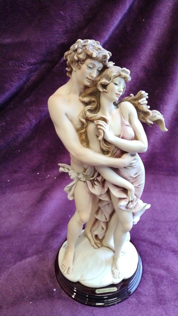Giuseppe Armani Florence Romeo & Juliet Couple Figurine 1997: 9 x 13 x 15 3. 5 lb Low Estimate: 150.00 High Estimate: 200.00