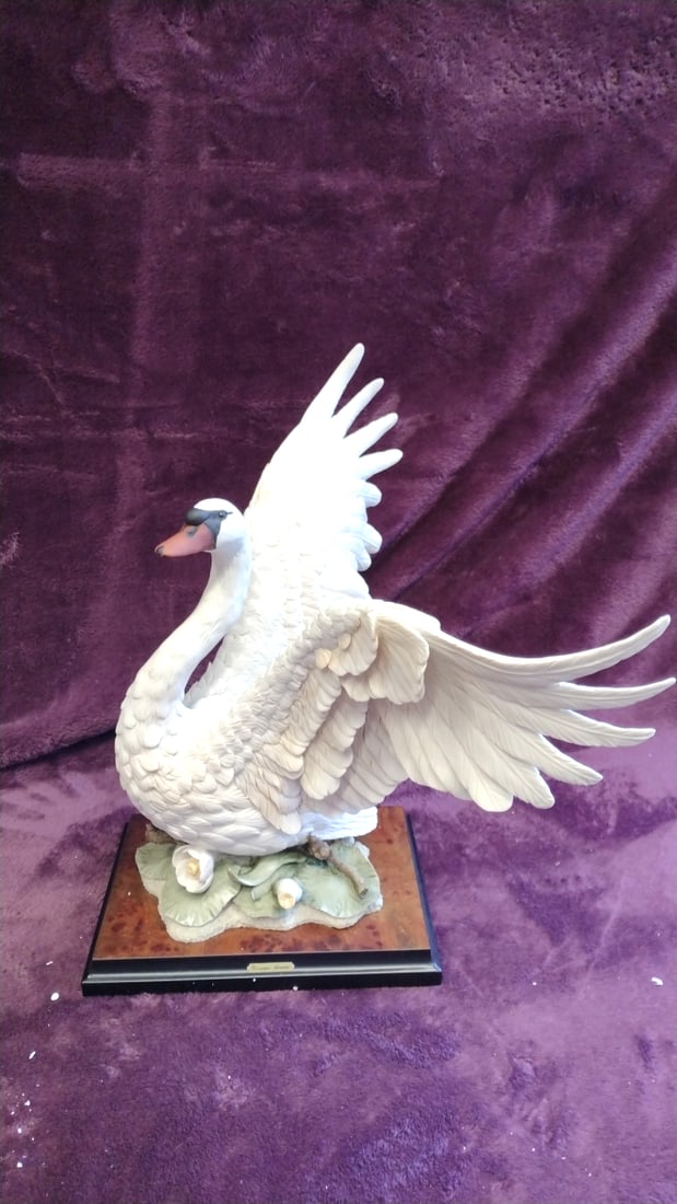 Giuseppe Armani Florence Swan Figurine On Base With Certificates, 17 In Wingspan: 16 x 13. 5 x 8 6 lb Low Estimate: 150.00 High Estimate: 150.00