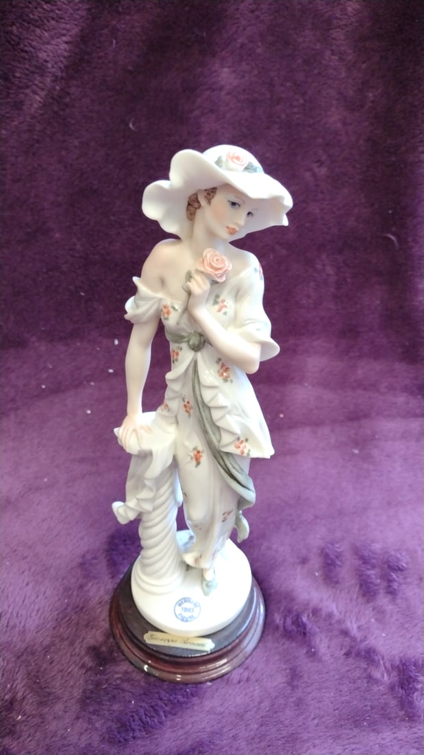 Giuseppe Armani Florence Secret Love Porcelain Lady Figurine With Rose Parasol, 1993: 5 x 13 x 6 1. 5 lb Low Estimate: 50.00 High Estimate: 150.00