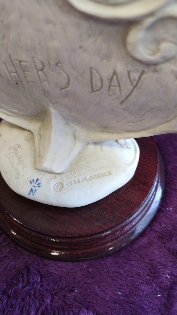Giuseppe Armani Florence Mother's Day Figurine On Wood Base - 10