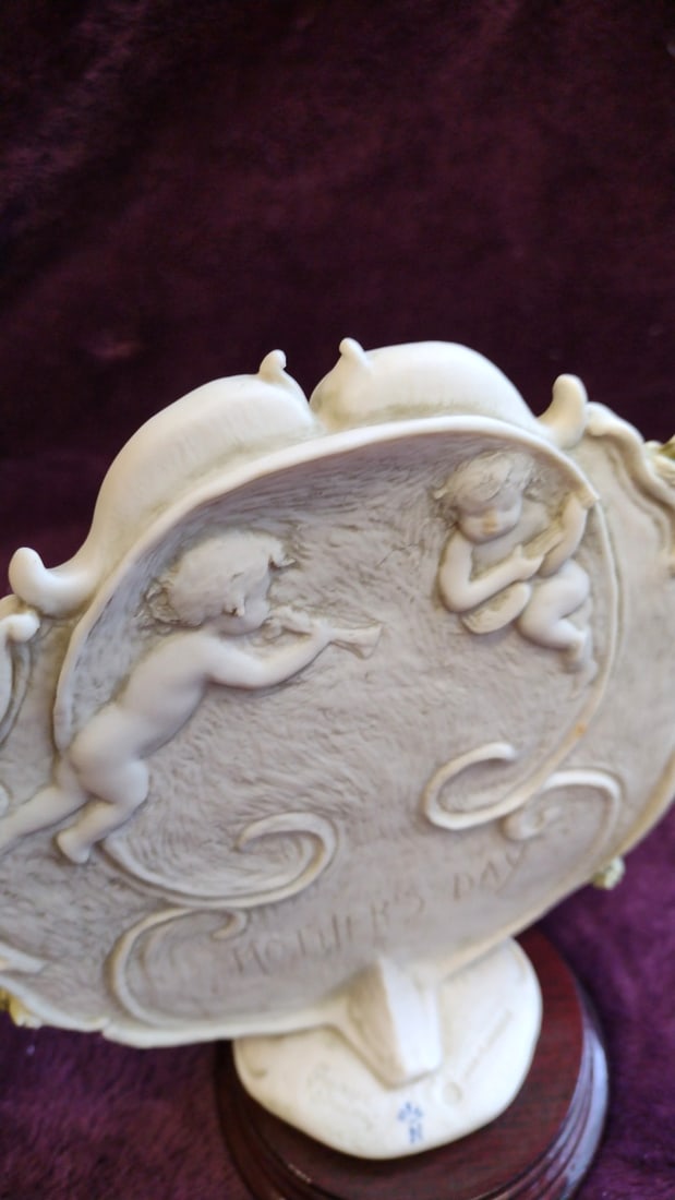 Giuseppe Armani Florence Mother's Day Figurine On Wood Base - 12