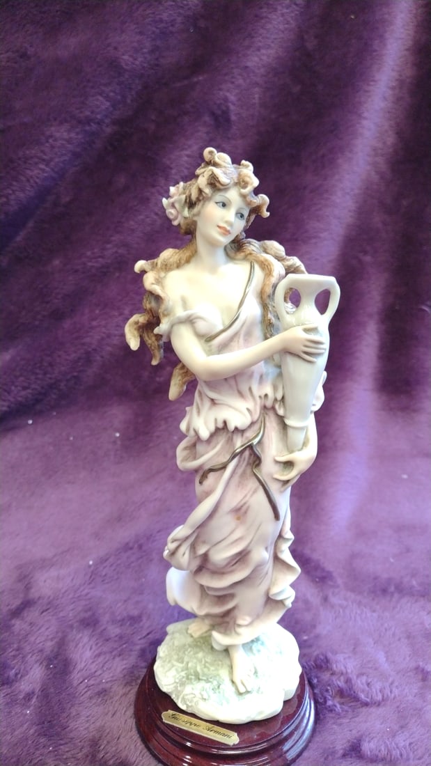 Giuseppe Armani Florence Aquarius Summer Romance Woman With Vase Figurine: 4 x 13 x 8 1. 7 lb Low Estimate: 50.00 High Estimate: 150.00