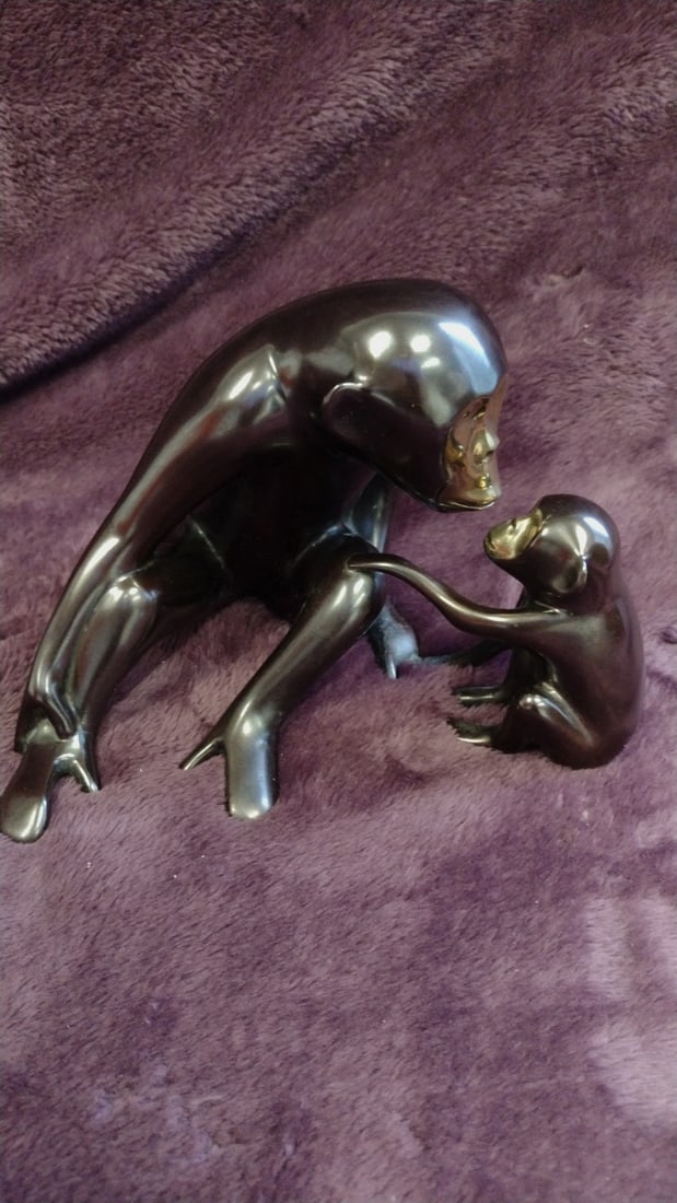 Loet Vanderveen Bronze Mother And Baby Chimp Figurine: 9 x 8 x 4 3. 5 lb Low Estimate: 200.00 High Estimate: 500.00