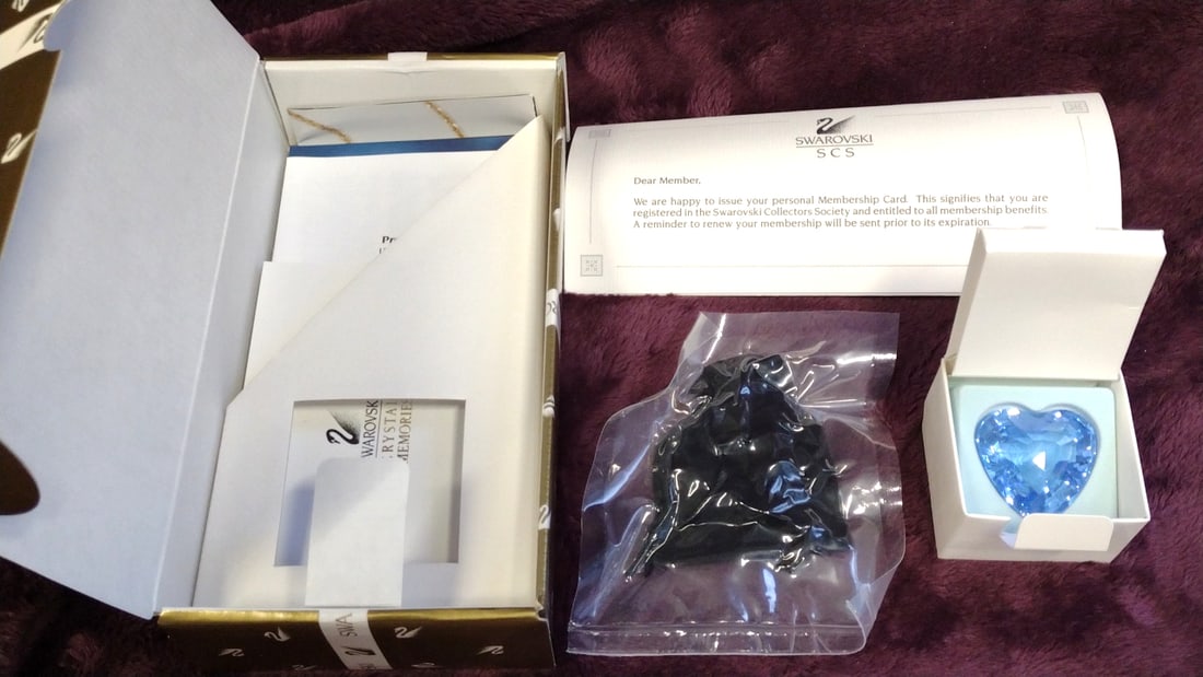 Swarovski Scs Blue Faceted Crystal Heart Membership Gift With Box & Display Stand: 9 x 14 x 1. 5 2. 0 lb Low Estimate: 25.00 High Estimate: 50.00
