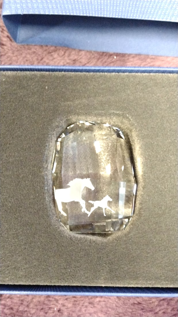Swarovski Scs Membership Gift 2014 Crystal Horse Foal Plaque 5004732: 4 x 4 x 1 0. 4 lb Low Estimate: 20.00 High Estimate: 35.00