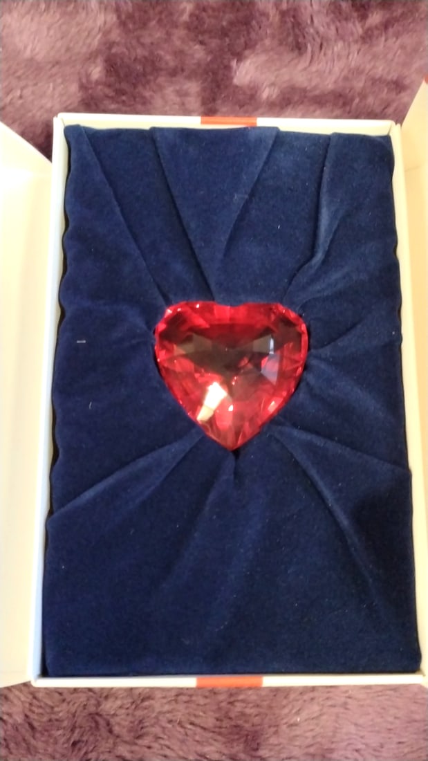 Red Heart-shaped Faceted Glass Crystal In Blue Velvet Presentation Box: 4 x 6 x 1. 5 1 lb Low Estimate: 10.00 High Estimate: 25.00