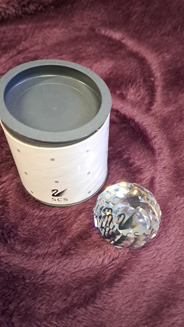 Swarovski Scs Swan Logo Faceted Crystal Paperweight With Box: 2 x 3 x 2 1 lb Low Estimate: 20.00 High Estimate: 35.00