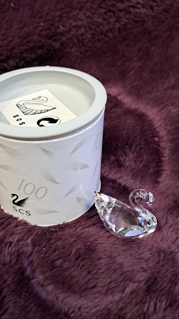 Swarovski Scs Clear Crystal Swan Figurine With 100 Logo Cylinder Case: 2. 5 x 2 x 1. 5 0. 1 lb Low Estimate: 20.00 High Estimate: 50.00